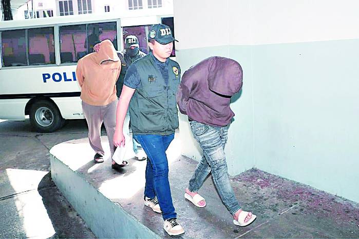 Familiares de Héctor Brands siendo conducidos al Sistema Penal Acusatorio.