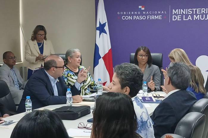 La ministra de la Mujer, Niurka Palacios, reiteró que los servicios a las víctimas de violencia se mantendrán activos mientras se define el nuevo esquema institucional del ministerio.