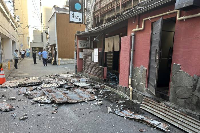 El terremoto dejó además a miles de hogares sin suministro eléctrico, obligó a suspender parcialmente el servicio del tren bala (Shinkansen).