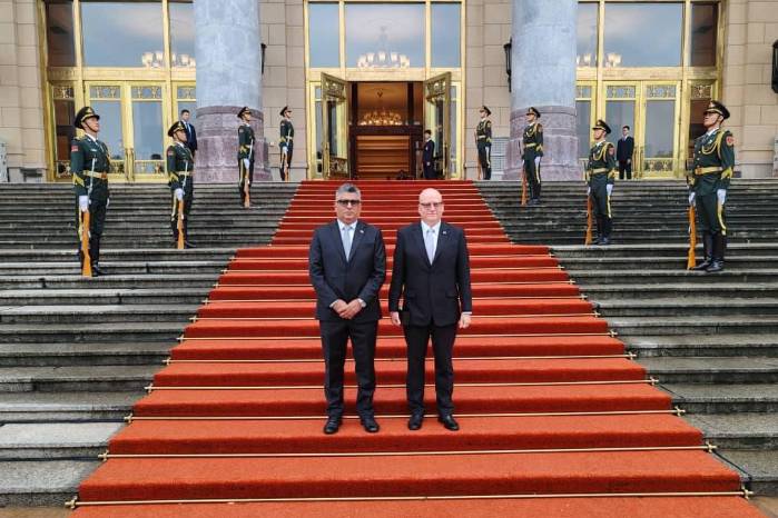 El diplomático (izq.) presentó sus cartas credenciales al presidente Xi Jinping en una ceremonia que se realiza dos veces al año en Pekín.