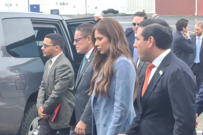 Noem luego de reunirse con el presidente José Raúl Mulino fue invitada al Aeropuerto de Albrook, en donde se preparaba un vuelo de repatriación a Colombia de 32 migrantes.