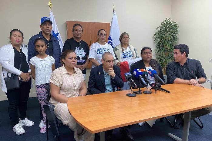 Alcaldes y pastores arriban a Panamá tras permanecer varados en Israel.