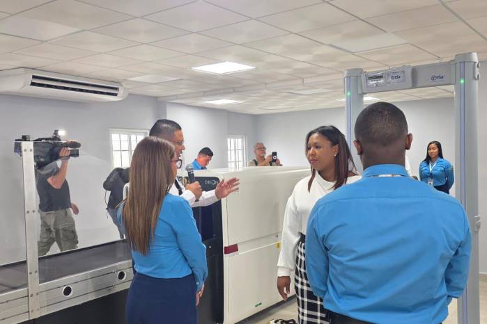 Autoridades panameñas y estadounidenses recorren el salón de simulación operativa de alta tecnología en la periferia de Tocumen.