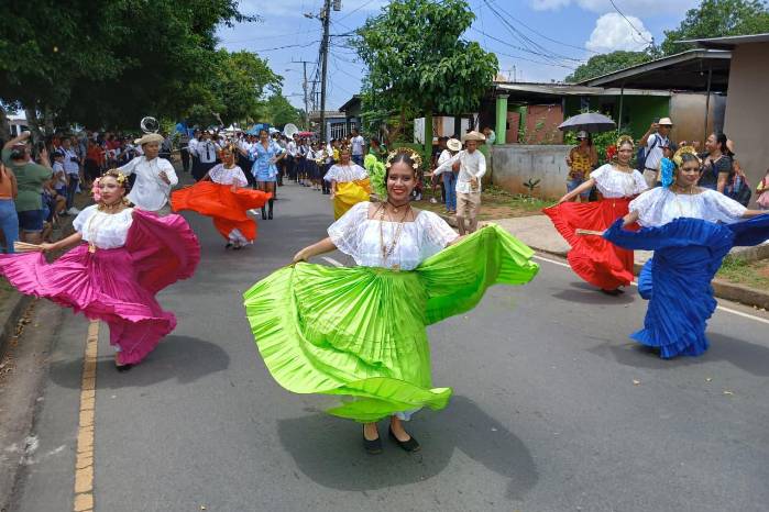 Jovenés empolleradas deleitaron al público con diferentes piezas musicales.