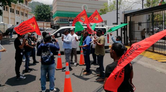 Un grupo de trabajadores aglutinados en la Conusi y Sitiespa, protestaron en las inmediaciones de la Asamblea expresando su rechazo al proyecto 1119.