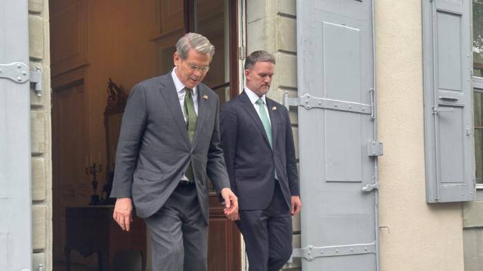 El secretario del Tesoro de Estados Unidos, Scott Bessent, y el representante de Comercio, Jamieson Greer, saliendo de la residencia en Ginebra donde se han reunido con la delegación china.