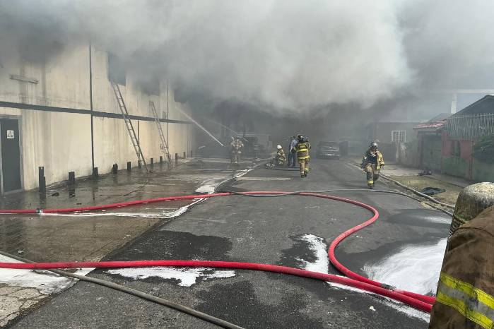Unidades del Cuerpo de Bomberos trabajaron más de 15 horas para controlar el incendio en Río Abajo, que ahora entra en fase de investigación técnica.
