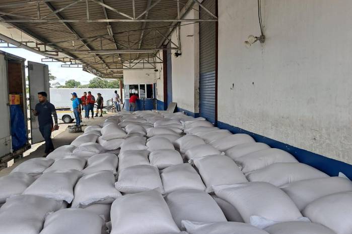 En el retén de San Isidro, la Dirección de Antinarcóticos retuvo dos articulados con 1,031 sacos de arroz (valorados en más de 50 mil dólares) presuntamente de contrabando desde Costa Rica.