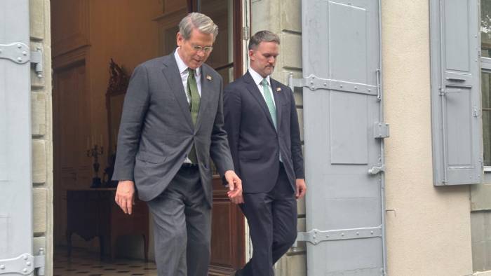 El secretario del Tesoro de Estados Unidos, Scott Bessent, y el representante de Comercio, Jamieson Greer, saliendo de la residencia en Ginebra donde se han reunido con la delegación china.