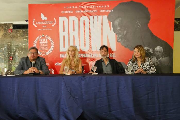 Mesa principal en la conferencia de prensa de Brown.