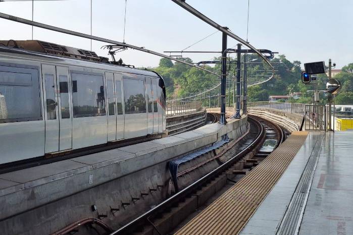 Usuarios reportaron que la caída de un adulto mayor en los rieles de la estación Los Andes, la mañana de este domingo 28 de septiembre.