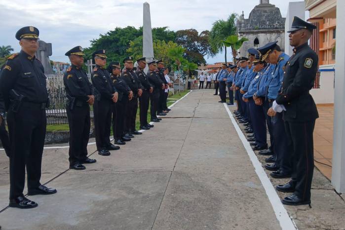 Unidades del Cuerpo de Bomberos de Panamá realizan calle de honor en el Cementerio de Amador.