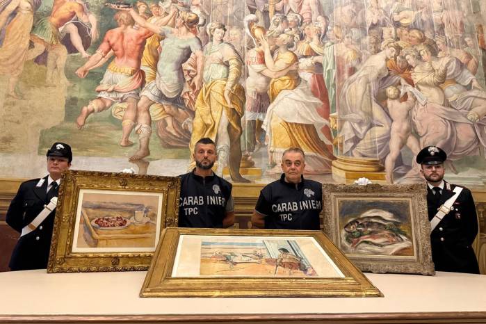 Las tres pinturas fueron localizadas en la vivienda de uno de los sospechosos.