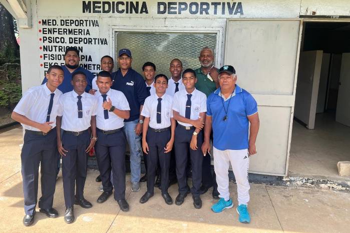 El doctor Leslie junto a parte de su equipo y varios estudiantes, quienes participan en los juegos Codicader.
