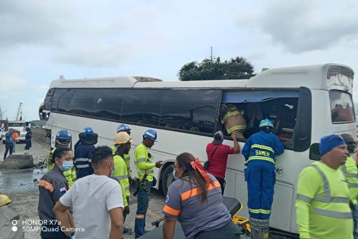 Accidente de tránsito de bus Panamá - La Chorrera en el Corredor Norte frente a la terminal de Albrook.