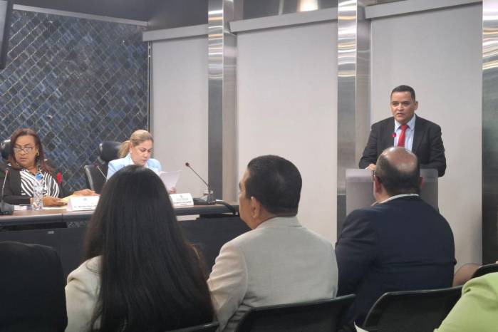 El tercer aspirante en presentarse fue Luis Aldeano Ortiz.