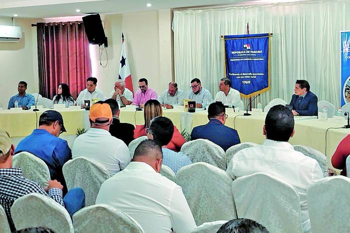 Ministros, diputados y productores durante la Gira Nacional de Diálogo Productivo: Panamá–MERCOSUR, que se desarrolló en la provincia de Panamá Oeste.