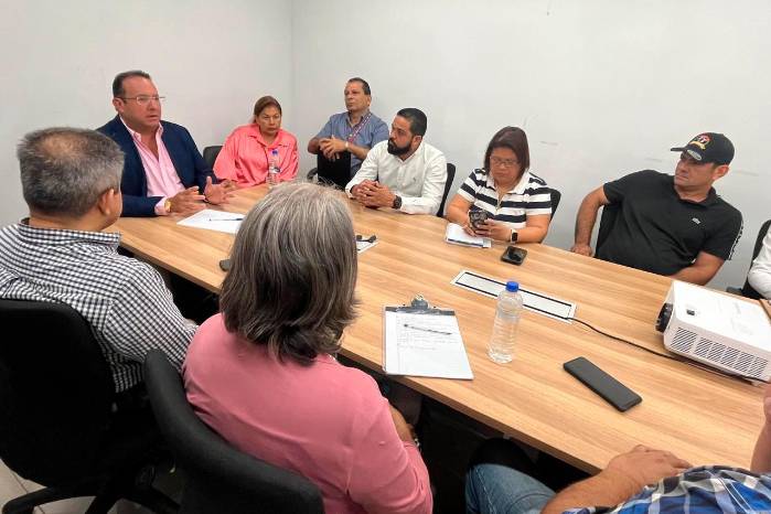 Vista de la reunión en el IMA entre Nilo Murillo, director general (c) junto con representantes de agroindustrias y cooperativas.