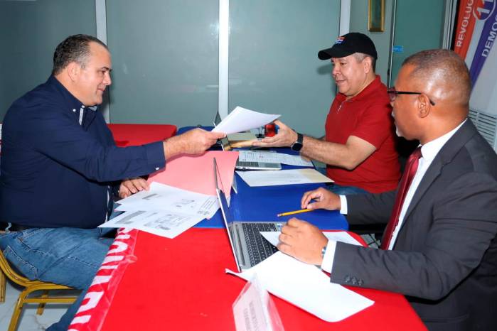 Jorge Eduardo Montenegro, actual representante de David Cabecera, durante su postulación para la contienda interna del PRD.