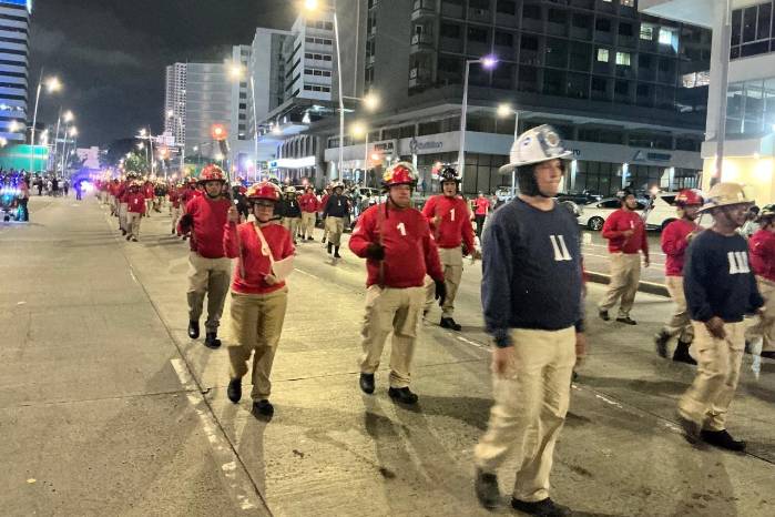Las 16 compañías y la brigada infantil y juvenil participaron en los 138 años del primer cuerpo bomberil del país, el Cuerpo de Bomberos de la Ciudad de Panamá, creado en 1887.