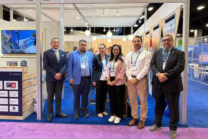 Delegación de la UMIP junto a directivos de BSM Cruise Services: Integrada por Julio Bonilla, el vicerrector Roberto Aparicio, Nicole Longosch-Thormann, María Victoria González, Frank Oertel y el decano Faustino González.