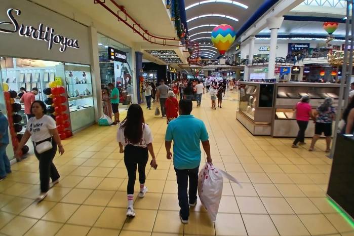 Consumidores recorren los pasillos del centro comercial de Albrook Mall.