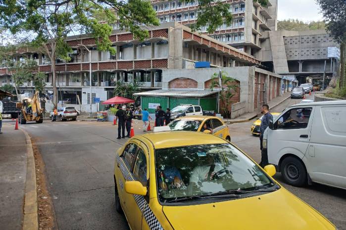 Los quioscos frente al Instituto Oncológico Nacional estaban ubicados en la servidumbre. El Ministerio de Salud identificó deficiencias sanitarias y el Ministerio de Obras Públicas ordenó el desalojo y la demolición.
