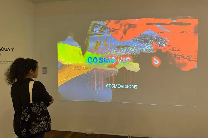 La obra de la artista audiovisual Laura Fong Prosper realiza un homenaje a la naturaleza y a la líder ambientalista hondureña Berta Cáceres.