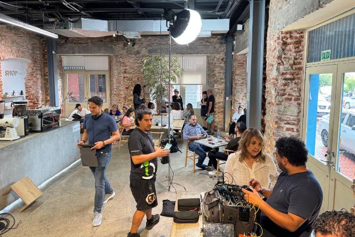 La productora de cine considera que el trabajo en equipo es esencial en el éxito de una producción.