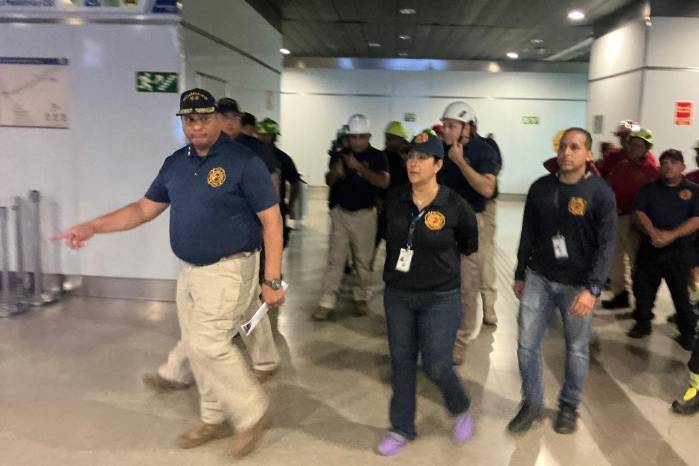 Unidades del Cuerpo de Bomberos de Panamá evalúan las edificaciones del Metro de Panamá tras el sismo de magnitud 7.5 registrado el pasado 9 de octubre.