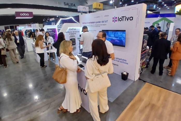 Cada empresa ofrece sus servicios en los diferentes stands de exhibición.