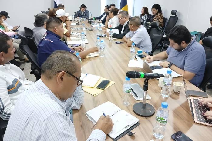 Gremios docentes sostuvieron reunión en la Comisión de Educación de la Asamblea Nacional.