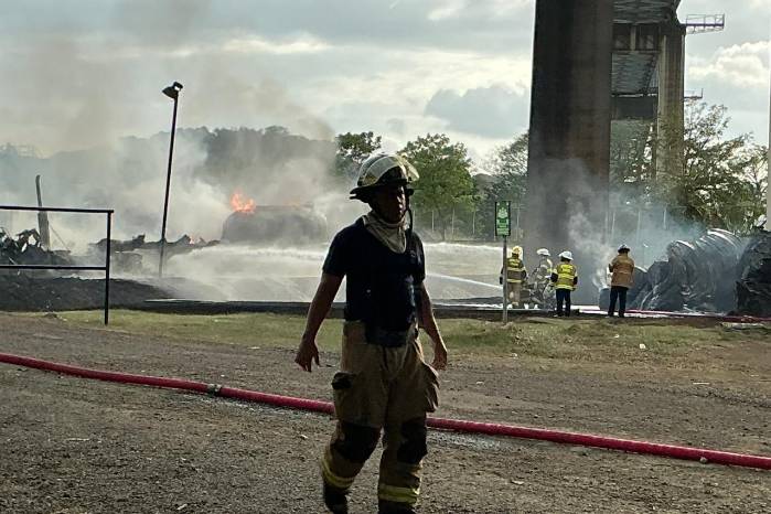 El incendio se registró a las 4 de la tarde y dejo como saldo una persona fallecida y dos bomberos heridos.