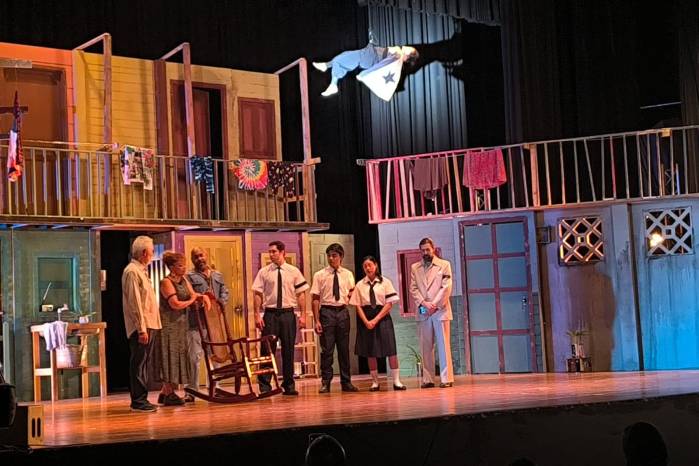 Esta producción istmeña se basa en una obra de teatro homónima escrita por Mireya Hernández, madre del cineasta Luis Romero.