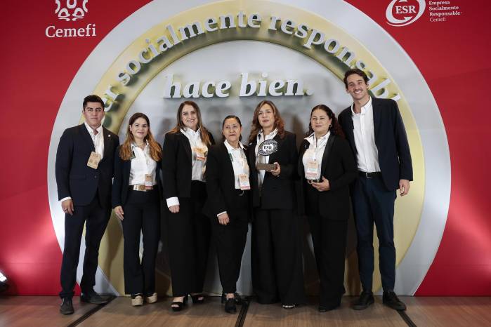 Representantes de Biofarma Natural CMD posan durante la entrega del reconocimiento 'Empresa Socialmente Responsable' otorgado por el Centro Mexicano para la Filantropía (CEMEFI) en el marco del XIX Encuentro Latinoamericano de Empresas Socialmente Responsables que se celebró este martes en Ciudad de México (México). El laboratorio mexicano Biofarma, fabricante de la línea de suplementos SP Humania, desarrollada en colaboración con el piloto mexicano de Fórmula 1 Sergio 'Checo' Pérez, recibió el distintivo de Empresa Socialmente Responsable (ESR) como parte de una estrategia enfocada en transformar su cadena de valor mediante empaques sustentables, energías renovables, apoyo a comunidades vulnerables y productos respaldados por investigación científica.