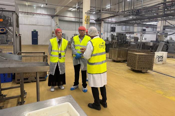 El administrador general de la Arap, Eduardo Carrasquilla, durante su visita a las plantas procesadoras y conserveras de atún en la ciudad de Bermeo.