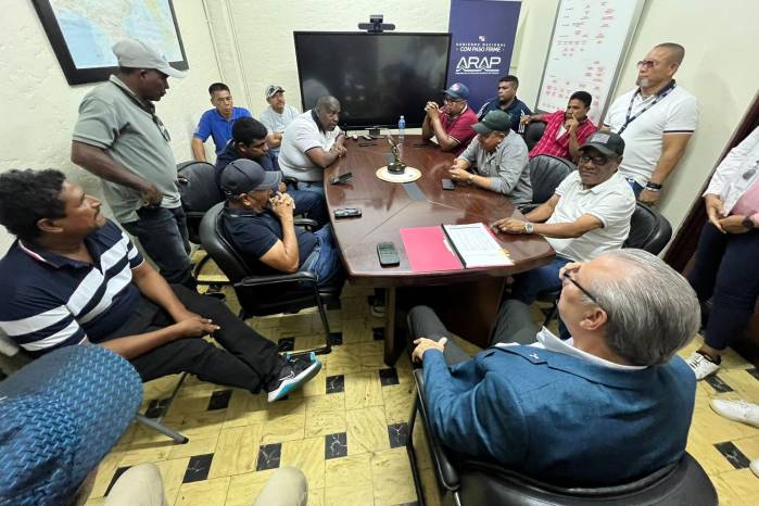 Reunión entre los pescadores y la Arap.