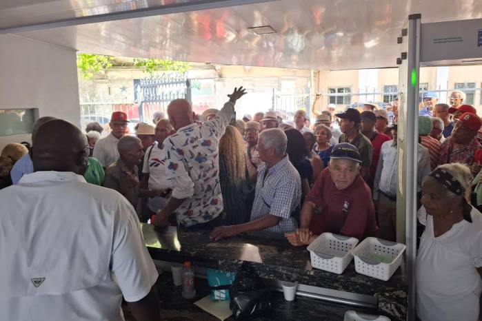 Grupo de jubilados llega a la Asamblea Nacional.