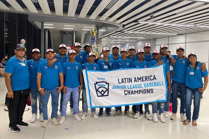 Emocionados de volver con el trofeo.