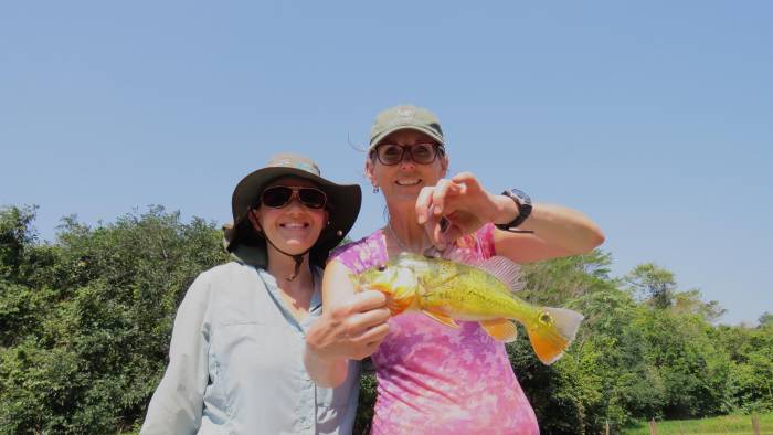 Diana Sharpe y Lauren Chapman con un Sargento (Cichla monoculus) en el Lago Gatún