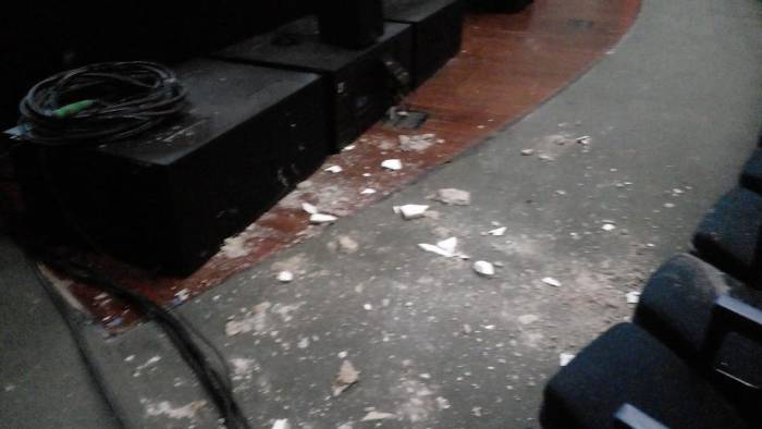Imágenes del desprendimiento del techo del Teatro Anayansi tras la prueba de sonido de Melendi.