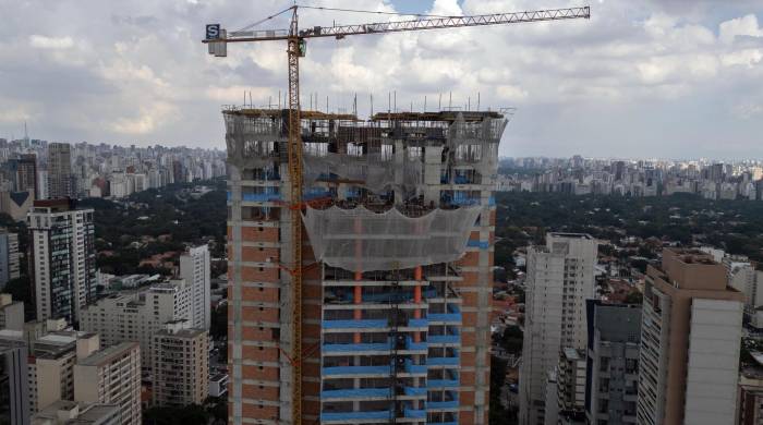 Fotografía aérea de un edificio de apartamentos en construcción, en São Paulo (Brasil).