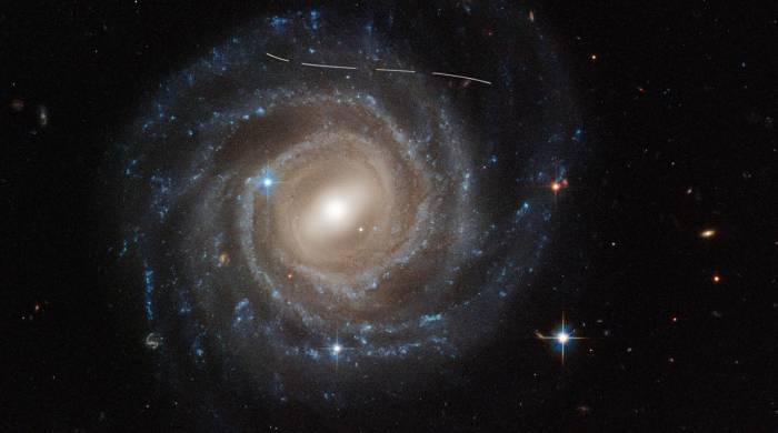Un asteroide fotobombea una instantánea del Hubble de la galaxia UGC 12158.