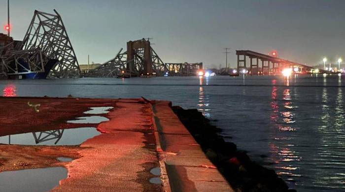 Imagen del derrumbe de un puente de Baltimore (norte de EE.UU) sobre el río Patapsco a causa del choque de un carguero contra uno de sus pilares, el 26 de marzo de 2024.