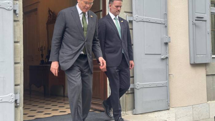 El secretario del Tesoro de Estados Unidos, Scott Bessent, y el representante de Comercio, Jamieson Greer, saliendo de la residencia en Ginebra donde se han reunido con la delegación china.