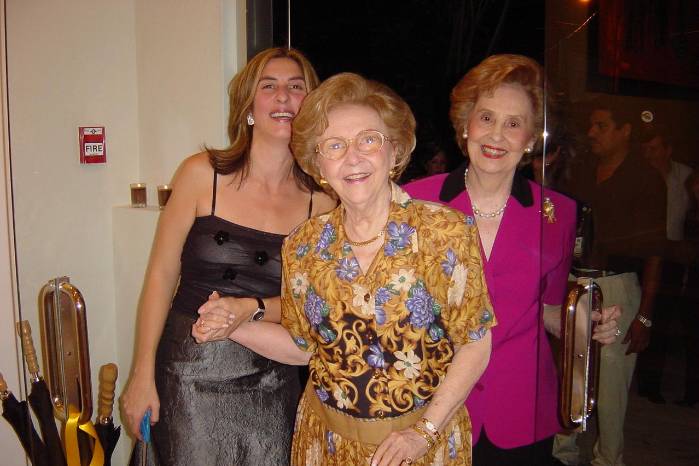 Alexandra Arias y sus abuelas Dolores Paredes de Boyd y Olga Arias de Arias en la inauguración de uno de los espacios de Mateo Sariel.