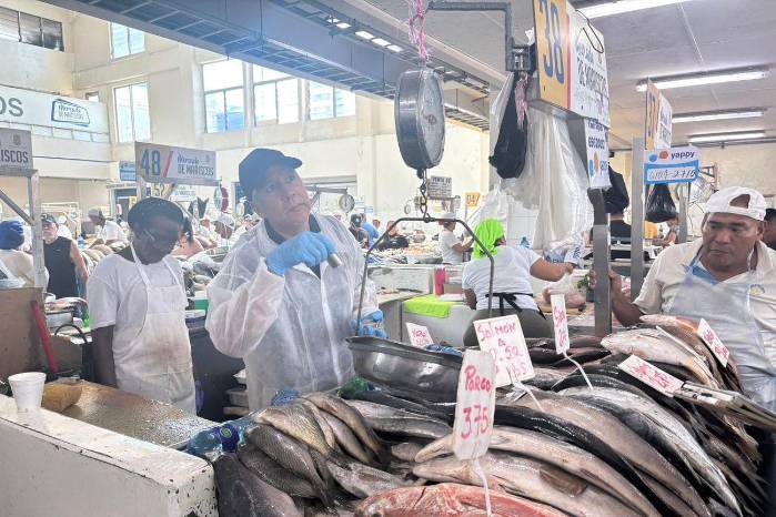 La entidad verifica balanzas en el Mercado de Mariscos y recuerda que los precios dependen de la oferta y demanda.