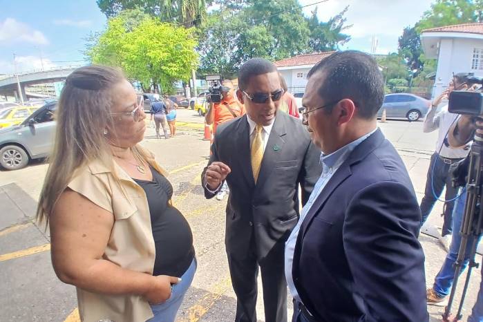 Victor Orobio (centro) parte del equipo legal de José Gabriel Carrizo.