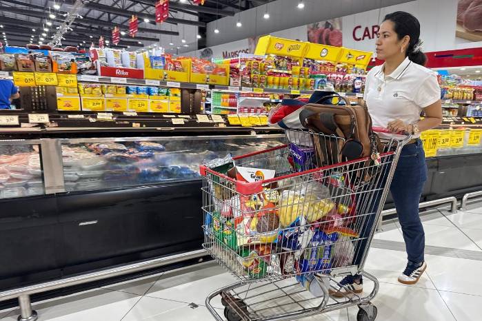 Mientras la mediana salarial en Panamá se ubica en $755.8, el costo promedio de la vida alcanza los $1,075.92, obligando a los hogares a destinar casi la mitad de sus ingresos solo a la compra de alimentos, según datos del IDEN.