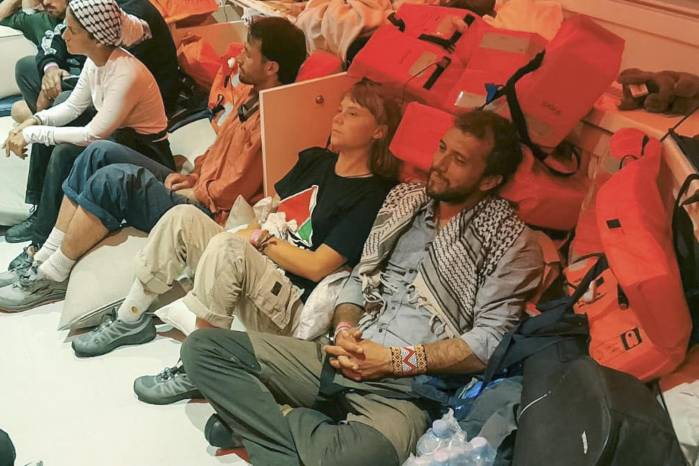 Imagen cedida por el Ministerio de Exteriores israelí de algunos de los activistas de la Global Sumud Flotilla arrestados, entre ellos Greta Thunberg, el 2 de octubre de 2025.
